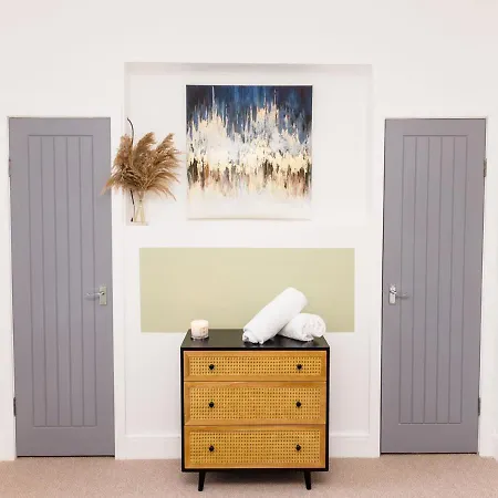Warm 2 Bedroom Retreat In Redcar Near Beach With Parking * Redcar