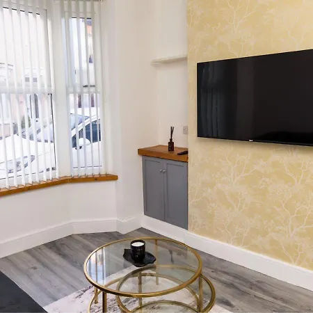 Warm 2 Bedroom Retreat In Redcar Near Beach With Parking * Redcar